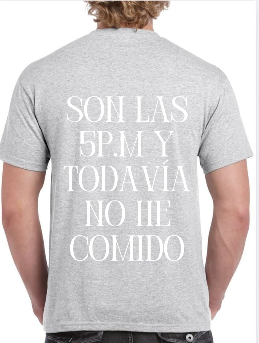 Camiseta gris ‘SON LAS 5 P.M Y TODAVÍA NO HE COMIDO’