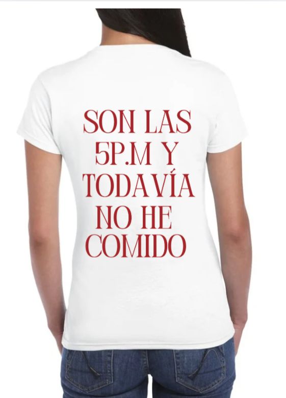 Camiseta blanca ‘SON LAS 5 P.M Y TODAVÍA NO HE COMIDO’