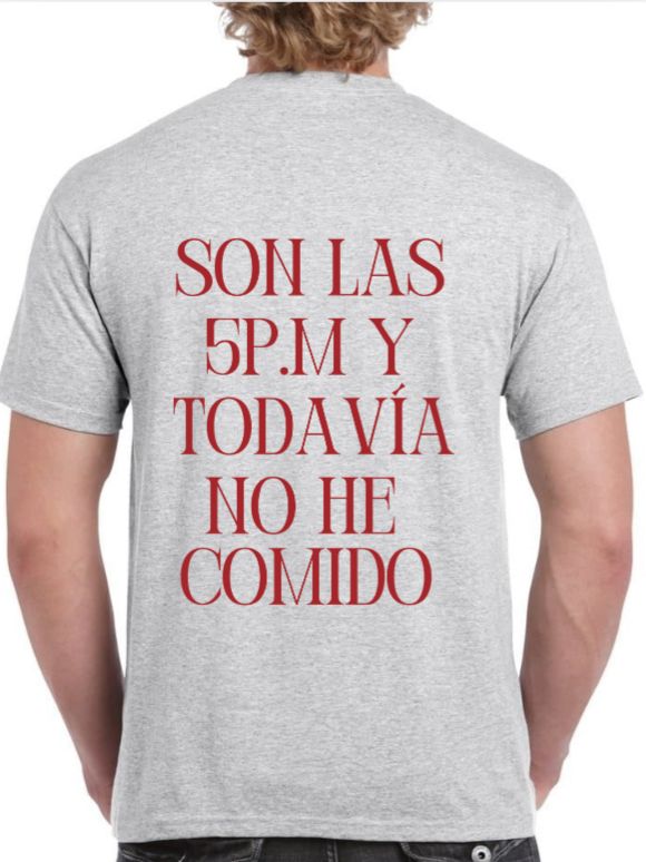 Camiseta gris ‘SON LAS 5 P.M Y TODAVÍA NO HE COMIDO’