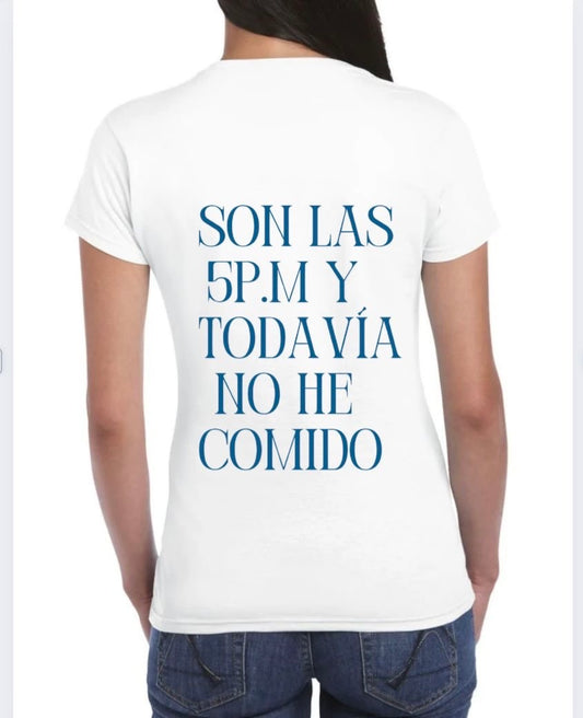 Camiseta blanca ‘SON LAS 5 P.M Y TODAVÍA NO HE COMIDO’