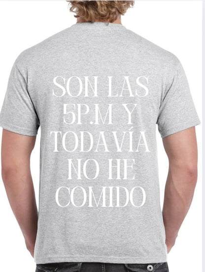Camiseta gris ‘SON LAS 5 P.M Y TODAVÍA NO HE COMIDO’