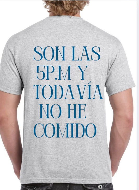 Camiseta gris ‘SON LAS 5 P.M Y TODAVÍA NO HE COMIDO’